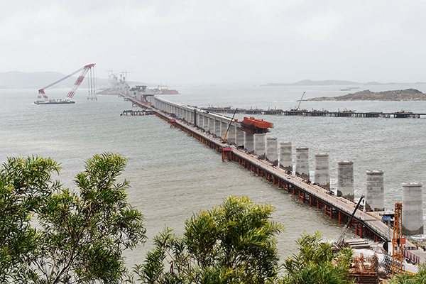 1st steel truss girder of Pingtan cross-Straits highway-railway bridge installed