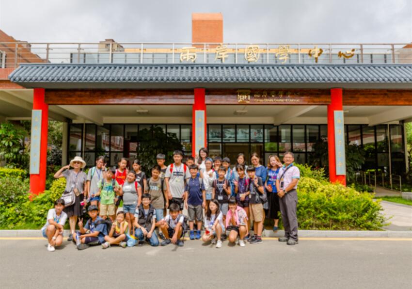 6 台湾信义国小全体师生在两国国学中心合影留念.jpg