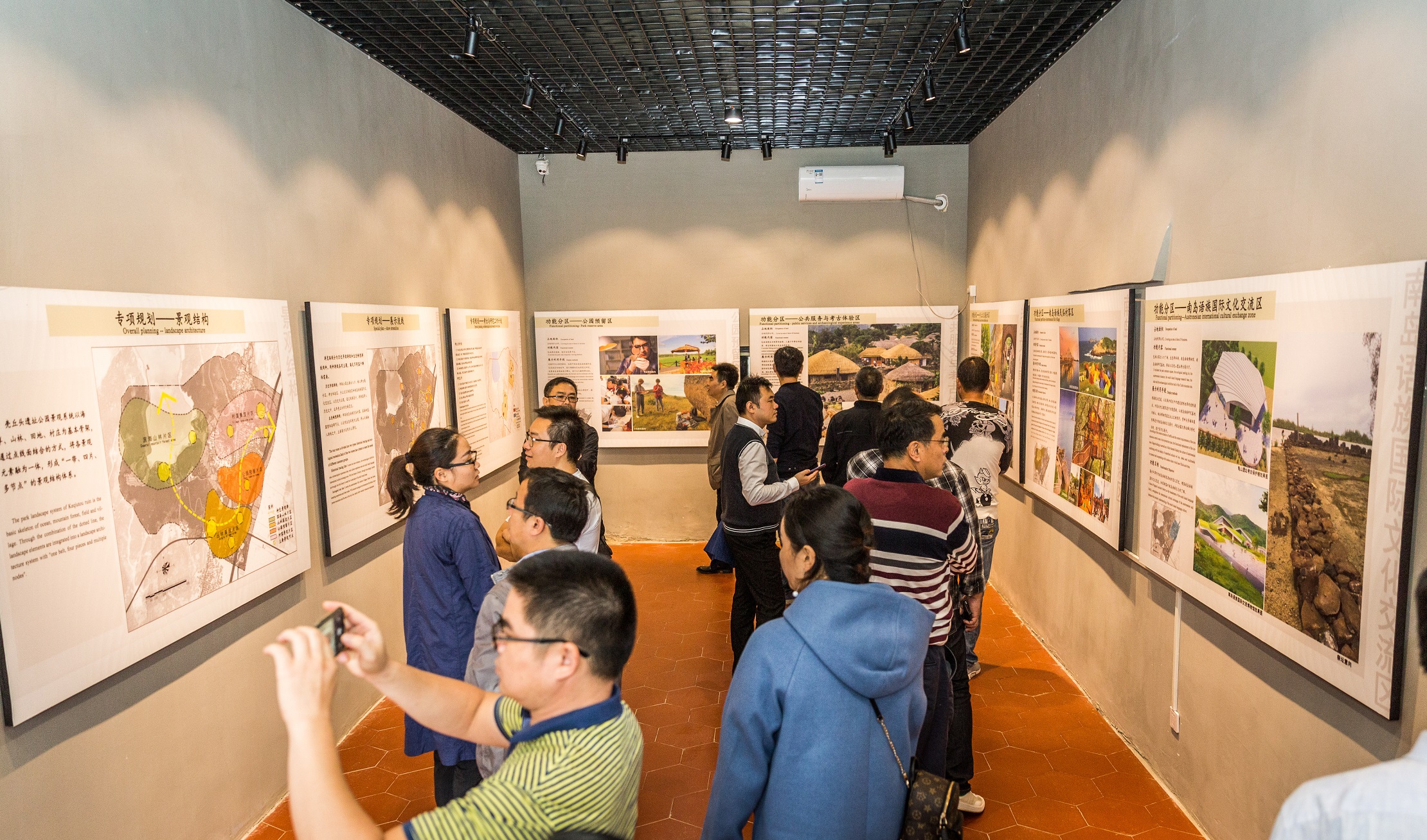 5专家们参观遗址公园规划展厅.jpg