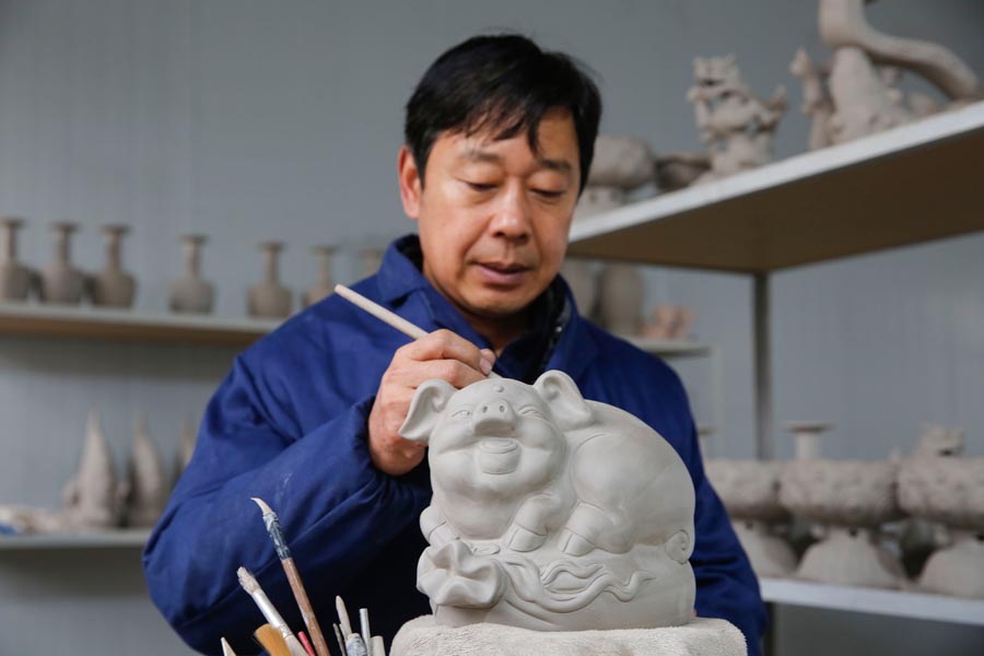 Ru porcelain pigs in Henan to welcome lunar New Year