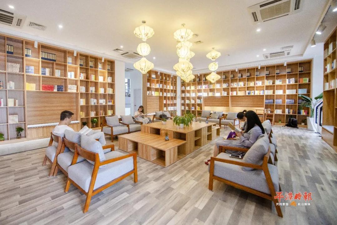 Cross-Straits Book Bar opens to the public