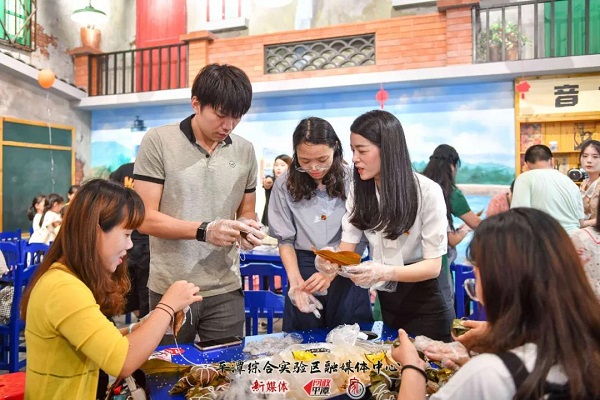 Guoxue finds its way back into communities: Making Zongzi and sachets