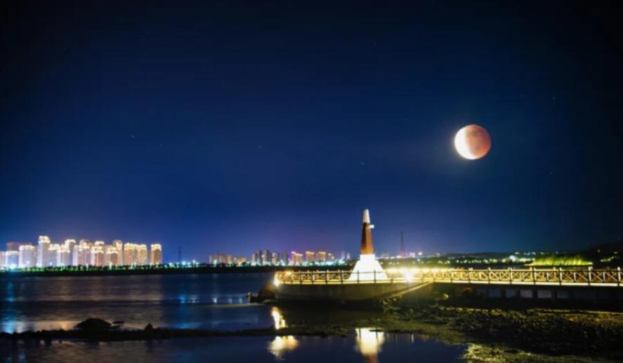 “Blood Moon” rises above the horizon in Pingtan