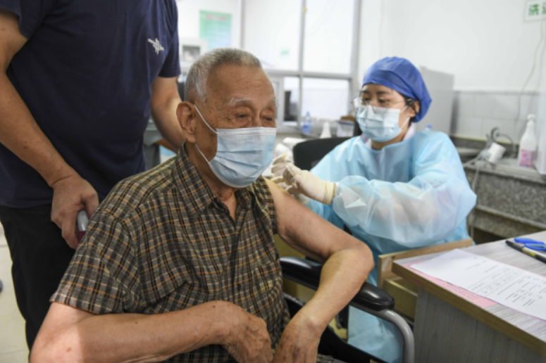 Centenarian in Pingtan volunteers for Covid vaccination