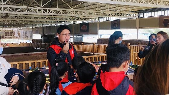 Taiwan Ph.D. holder turned English tour guide in Pingtan