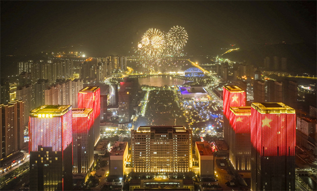 Resonating musical feast and dazzling fireworks light up Pingtan's New Year's Eve celebration