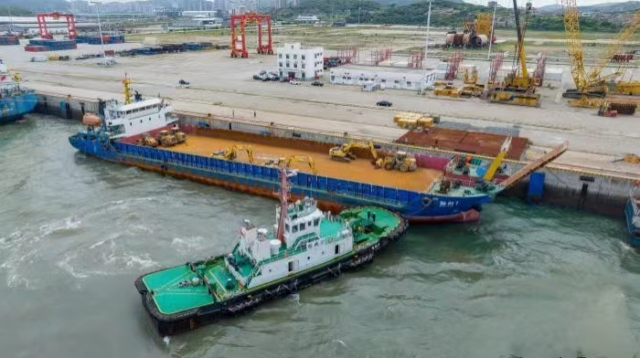 Pingtan Port welcomes first large-scale equipment transport vessels of the year
