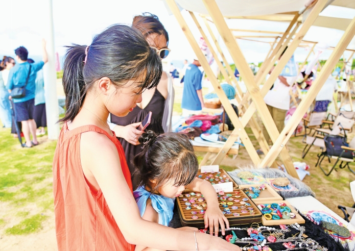 Coastal market brings vibrant summer experience in Pingtan