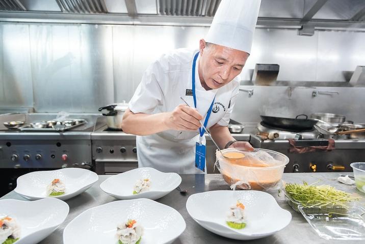 Chef Yao Zhiqiang showcases Pingtan cuisine, bringing a taste of Fujian to the world