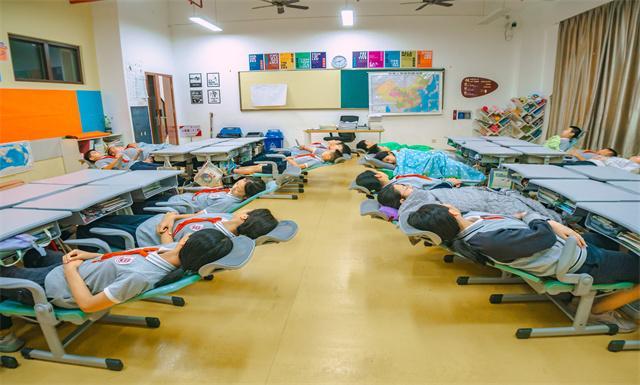 Pingtan schools revolutionize lunchtime with innovative nap-friendly desks