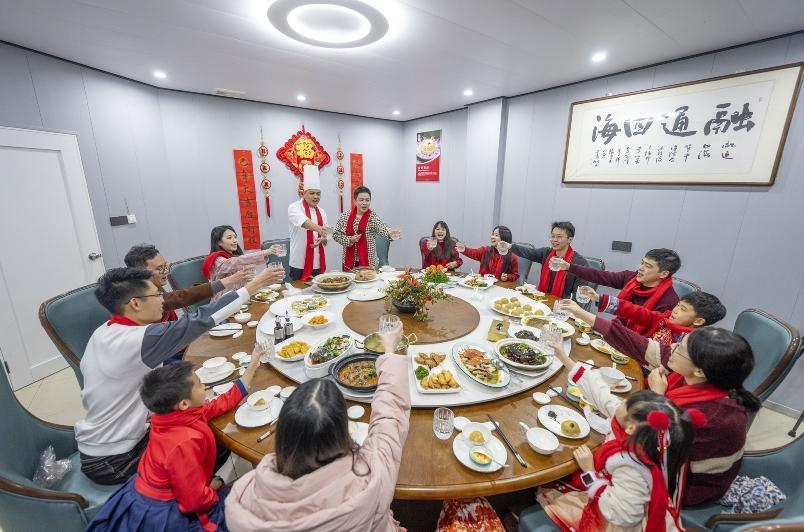 Cross-Straits compatriots celebrate Chinese New Year together in a heartwarming reunion dinner