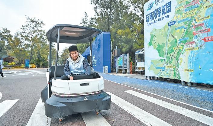 Autonomous tour vehicles begin trial run in Pingtan's scenic spots