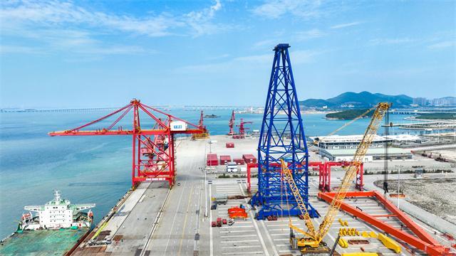 Pingtan Port handles first high-tonnage gantry crane component transfer