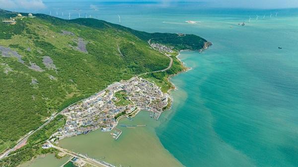 Lucid waters and lush mountains in Pingtan
