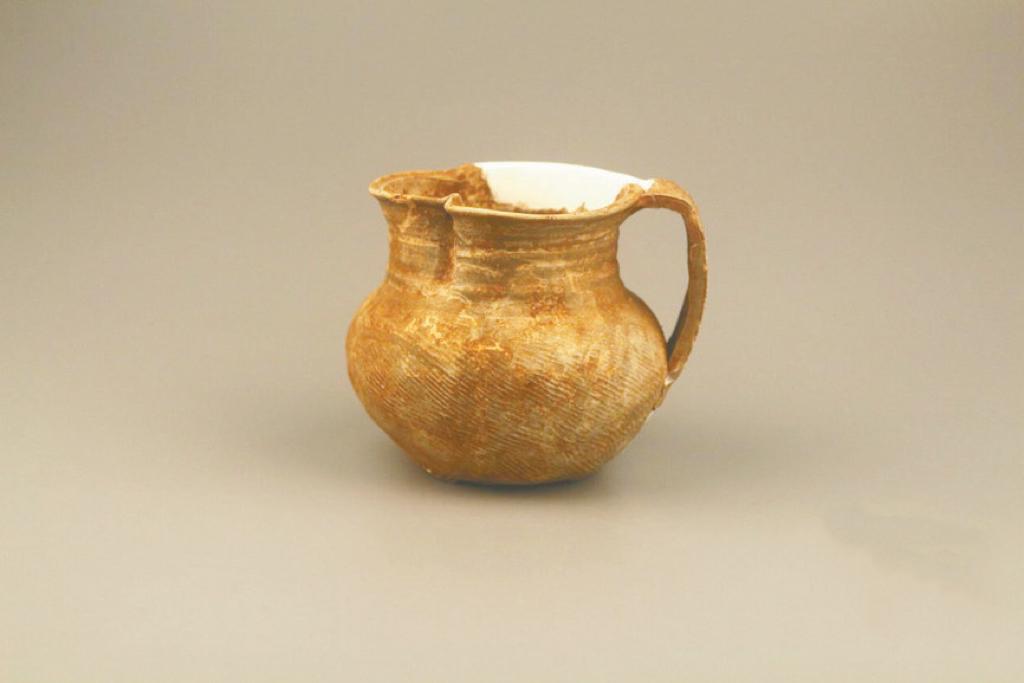 Tripod-spouted jar with chiseled single handle: A dialogue between Fujian river and island civilizations