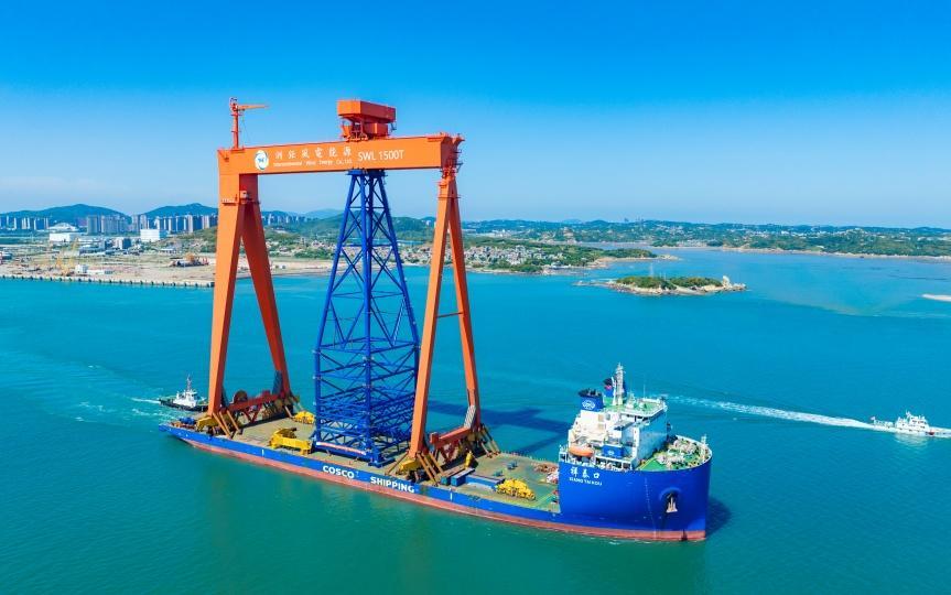 A 4,000-ton giant gantry crane sets sail from Pingtan to Kaohsiung in a first for Fujian ports