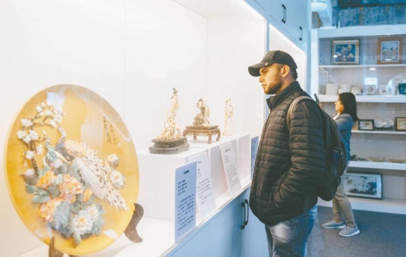 Tiny shells tell big stories as Pingtan' s handcrafted art bridges the Straits