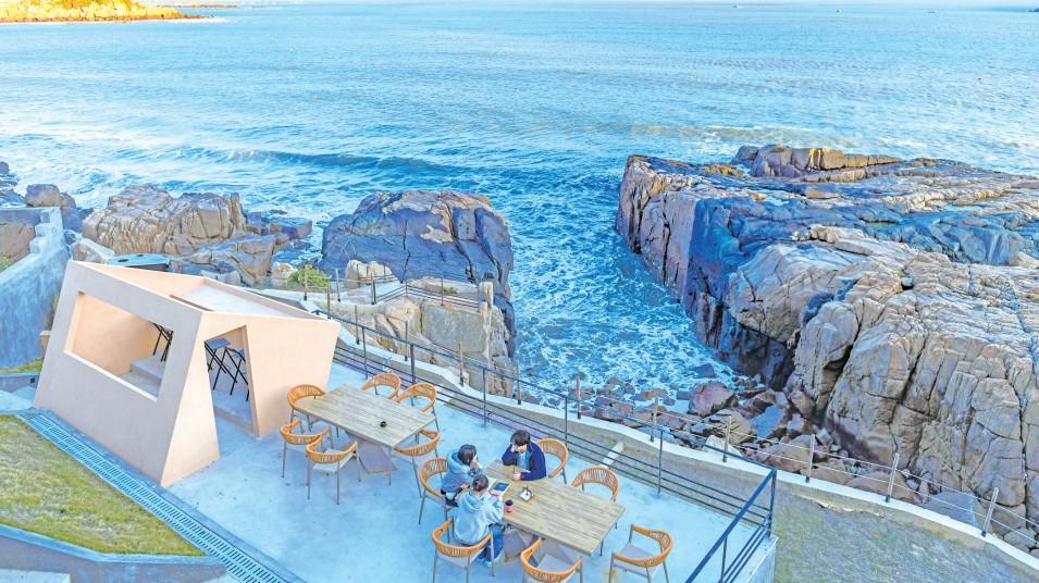Pingtan's cliffside café offers coastal serenity and emotional resonance for travelers