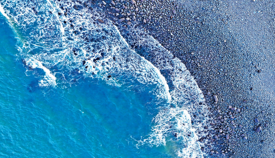 Winter blends serene seas, mountains and vivid hues in Pingtan