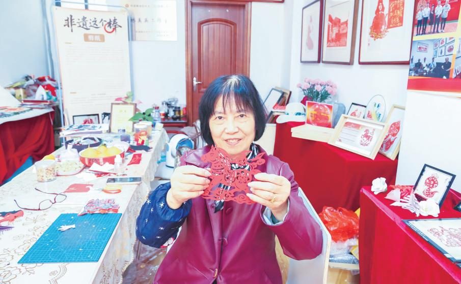 Elderly intangible heritage inheritor crafts paper horses to celebrate Year of the Horse in Pingtan