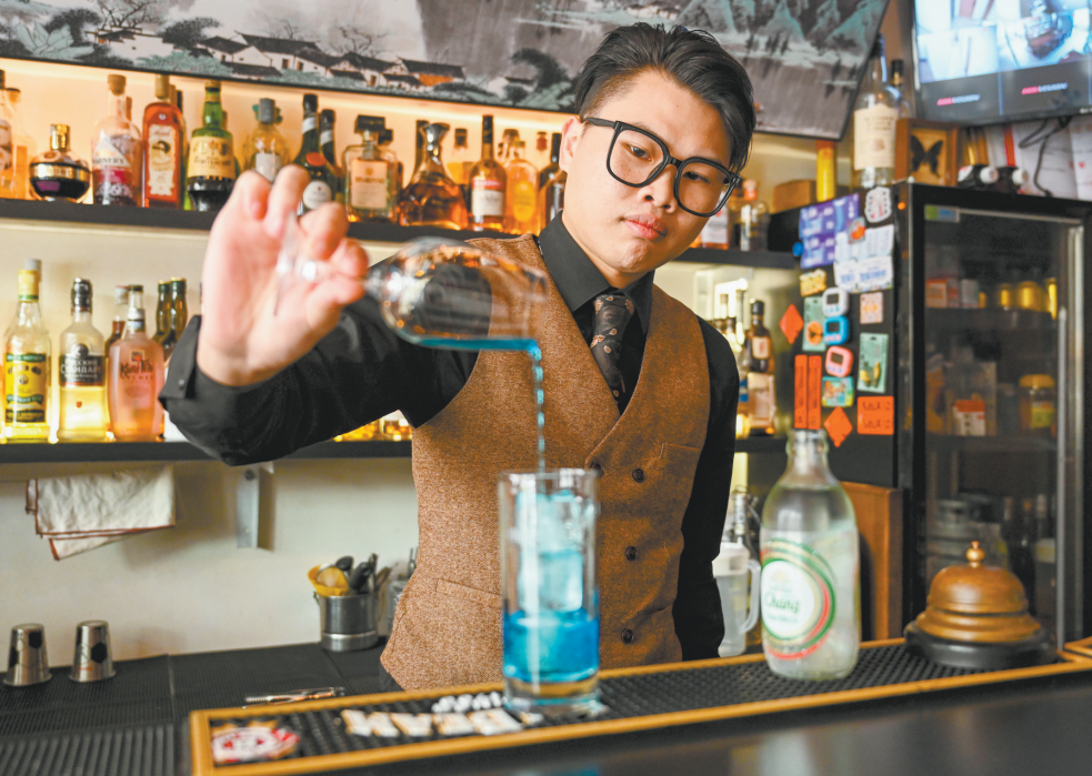 Blue glow of Pingtan's fluorescent sea captured in creative drinks