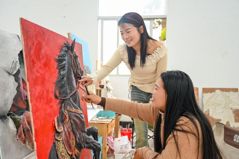 Pingtan artist turns walls and shells into coastal art with dreams and brushes