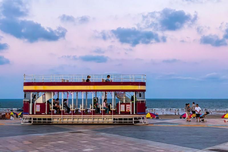 As dusk falls, discover Pingtan's blue hour by the sea